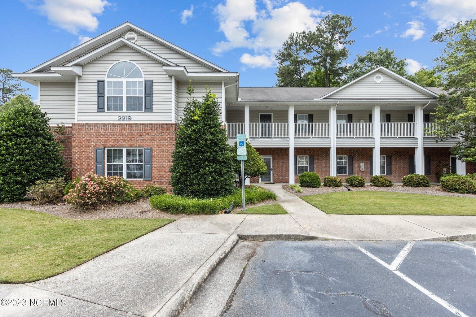 2219 Locksley Woods Drive Unit E exterior